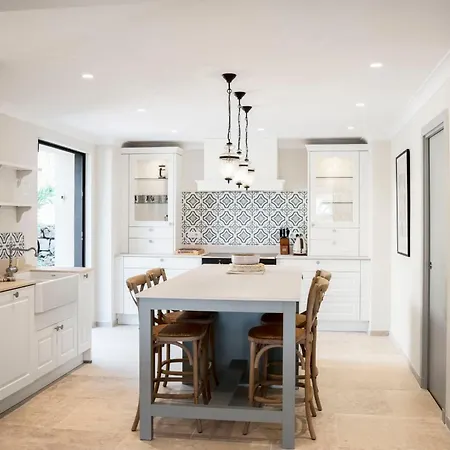 Luxury - Stunning 5 Bedroom To Rent
